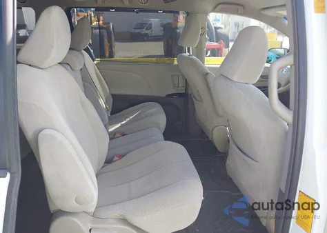 2013 Toyota Sienna Le V6 8 Passenger z USA, uszkodzony, nr VIN 5TDKK3DC6DS307992